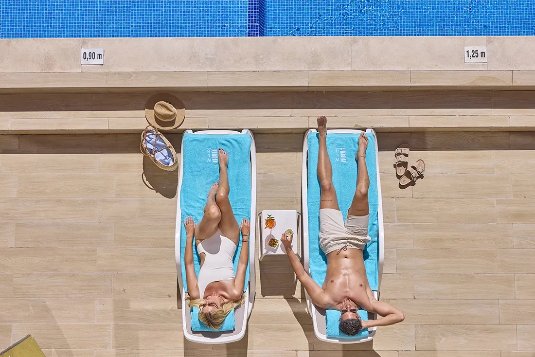 Pareja disfrutando de la piscina interior en un día soleado