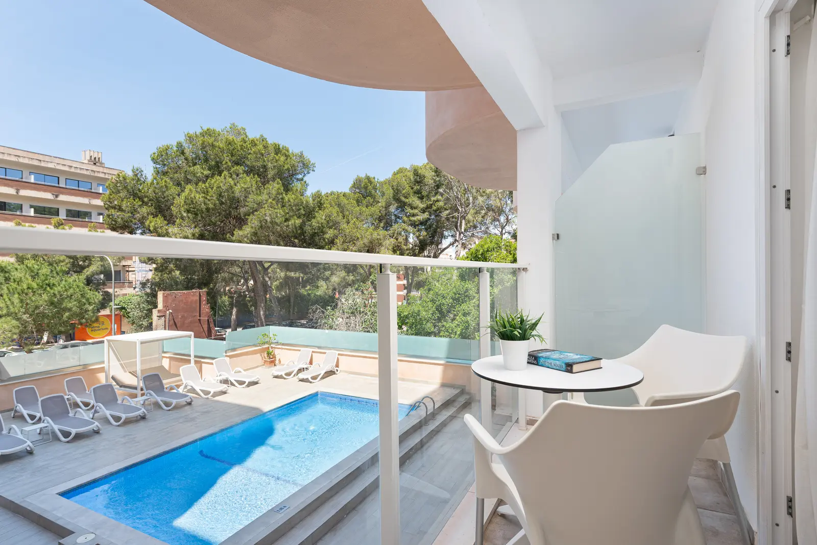 Balcón de la habitación con vistas a las piscinas Welikehotel Fenix