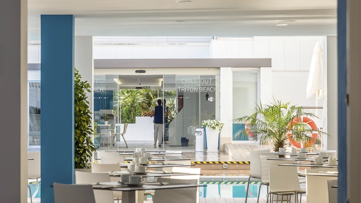 Restaurante junto a la piscina y entrada del hotel Welikehotel Triton Beach
