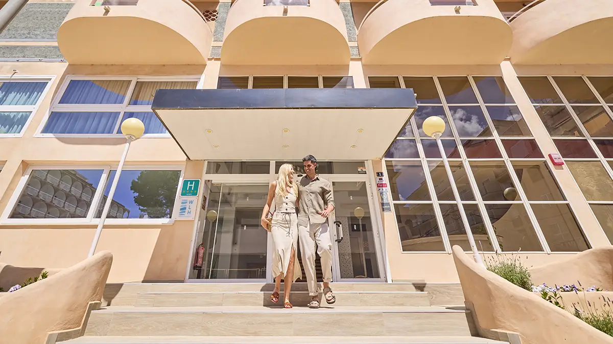 Pareja bajando las escaleras de entrada y saliendo del hotel Welikehotel Fenix 