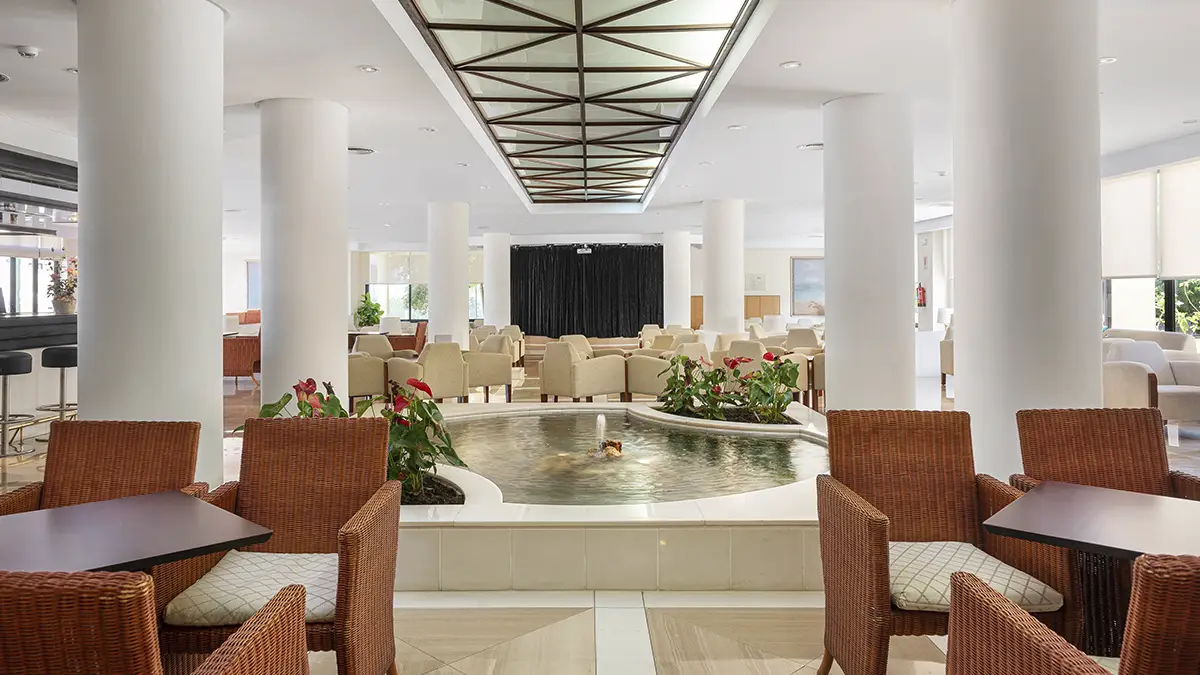Elegante y espacioso salón con fuente interior en el hotel Welike Hotel Marfil Playa 