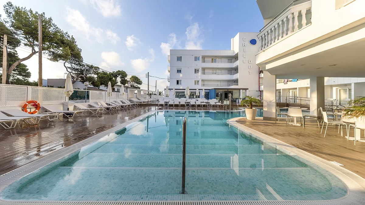 Vista general de la piscina del Welikehotel Triton Beach
