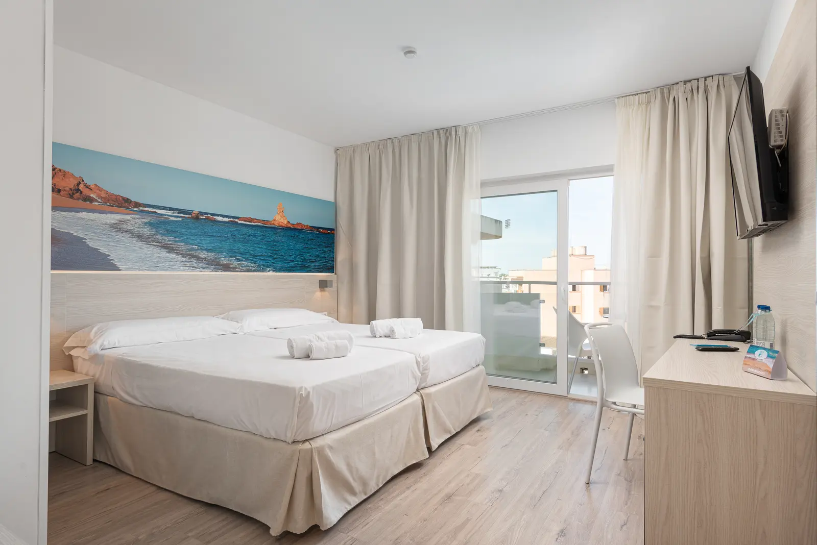 Habitación con zona de escritorio y balcón Welikehotel Fenix