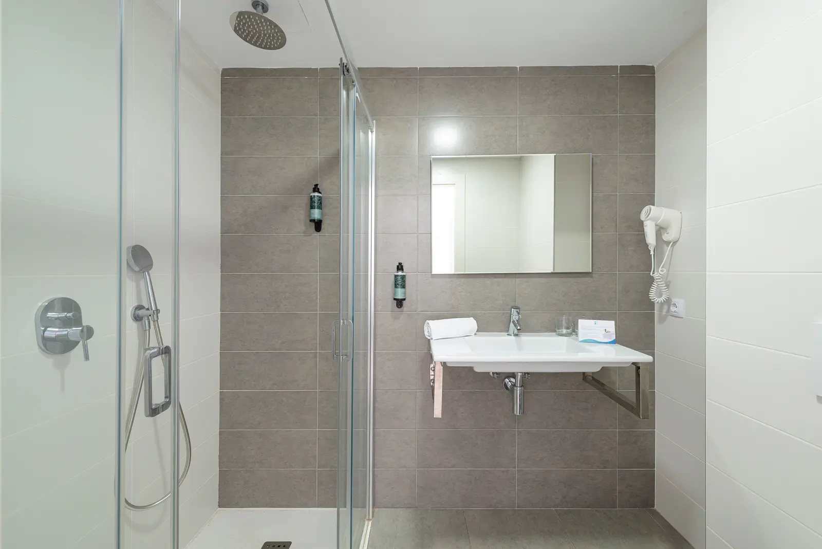 Cuartos de baños modernos y funcionales Welikehotel Fenix