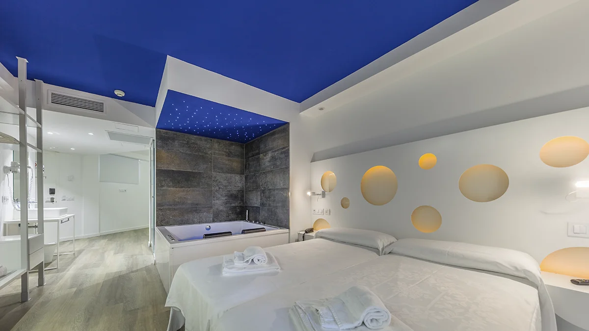 Habitación con jacuzzi y moderna iluminación del Welikehotel Triton Beach