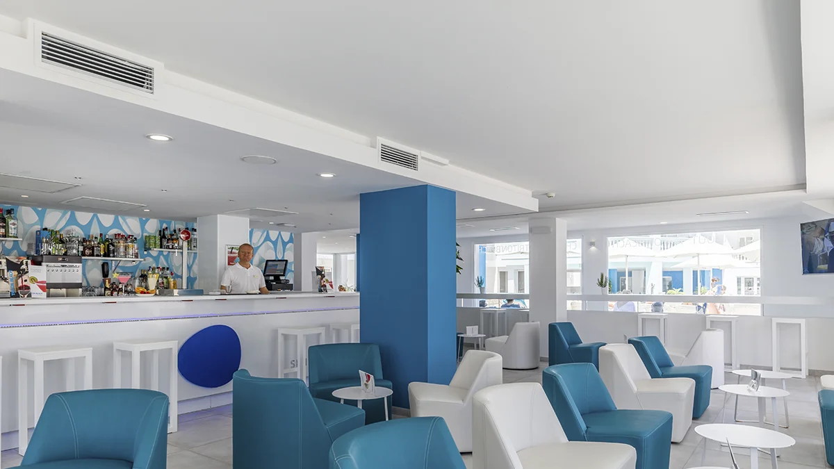 Vista general de uno de los bares del Welikehotel Triton Beach