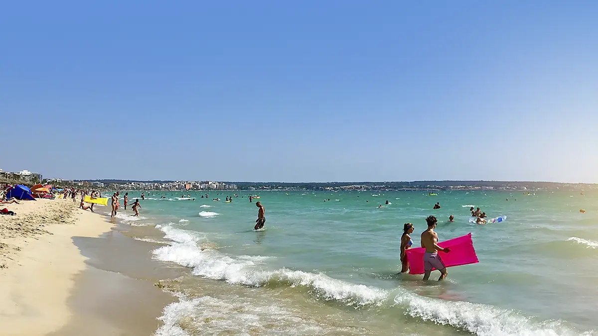 Gente tomando el sol y bañandose en la playa del el Arenal