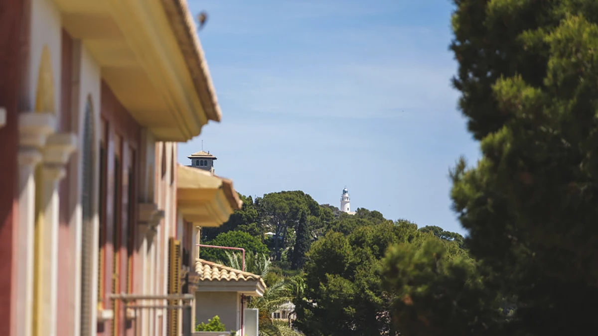 Vistas al faro desde Cala Ratjada cerca de Welikehotel