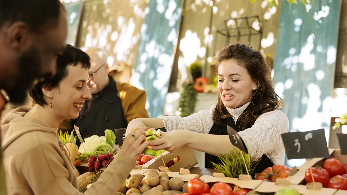 Mujer comprando fruta en un mercado tradicional