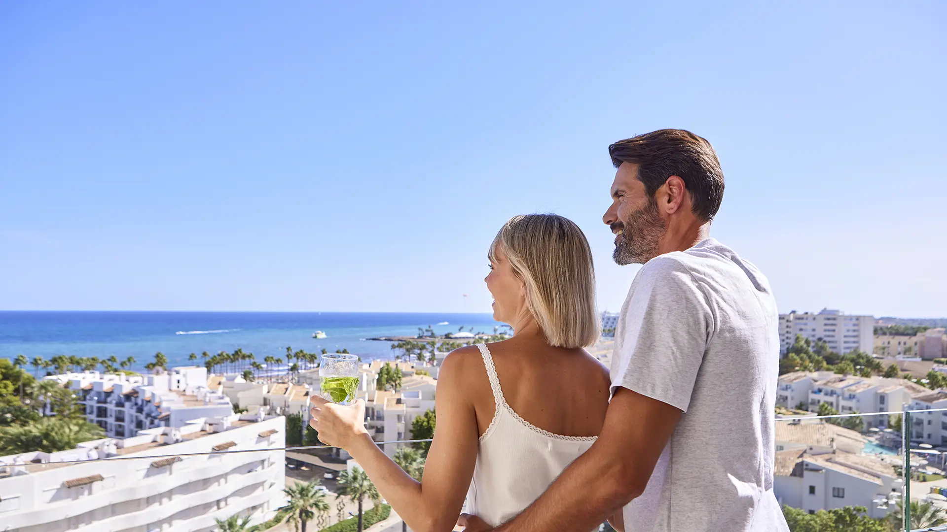 Pareja en un balcón con vistas al mar Welikehotel