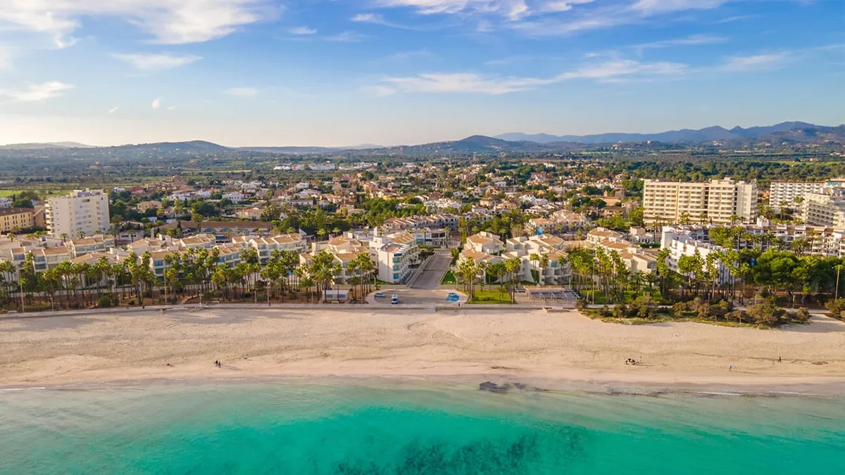 Vista aérea del paseo y la playa de Sa Coma Welikehotel
