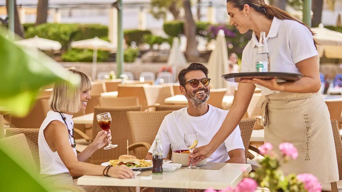 Pareja comiendo en la terraza del bar Welikehotel Marfil Playa