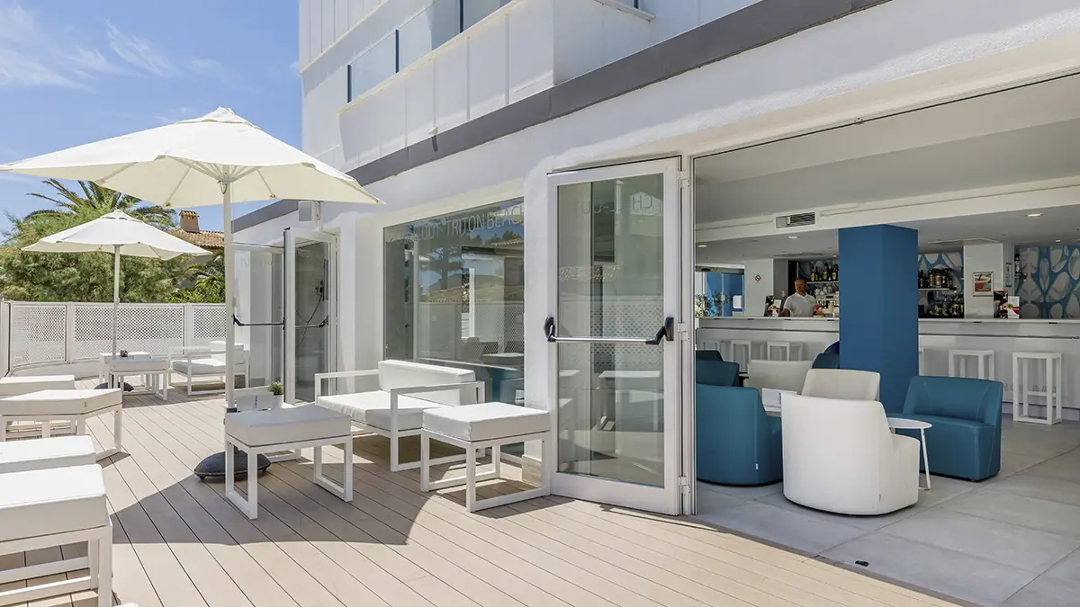 Terraza del restaurante de la piscina Welikehotel Tritón