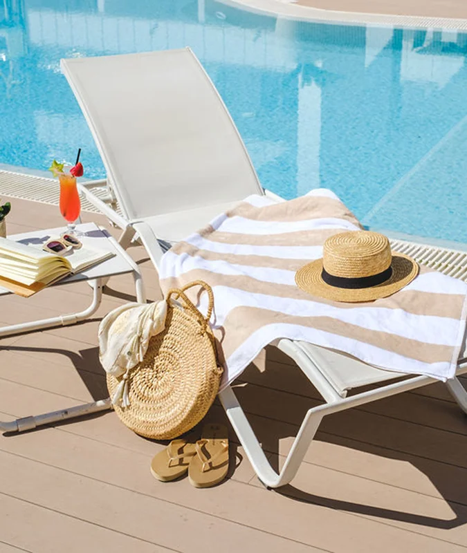 Tumbona en la piscina plantas Welikehotel