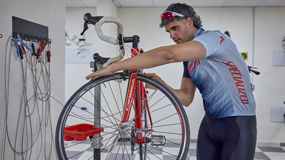 Hombre reparando su bicicleta Welekehotel Fenix