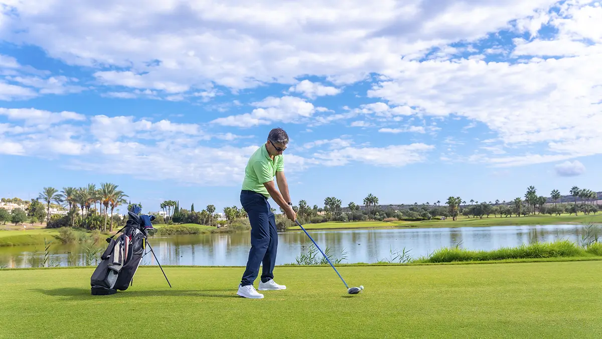 Hombre jugando en campo de golf Welikehotel