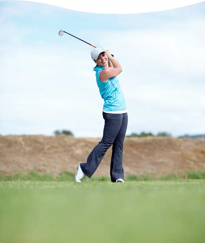 Mujer jugando al golf  Welikehotel