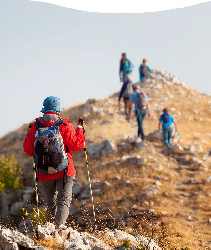 Grupo subiendo una colina Welikehotel