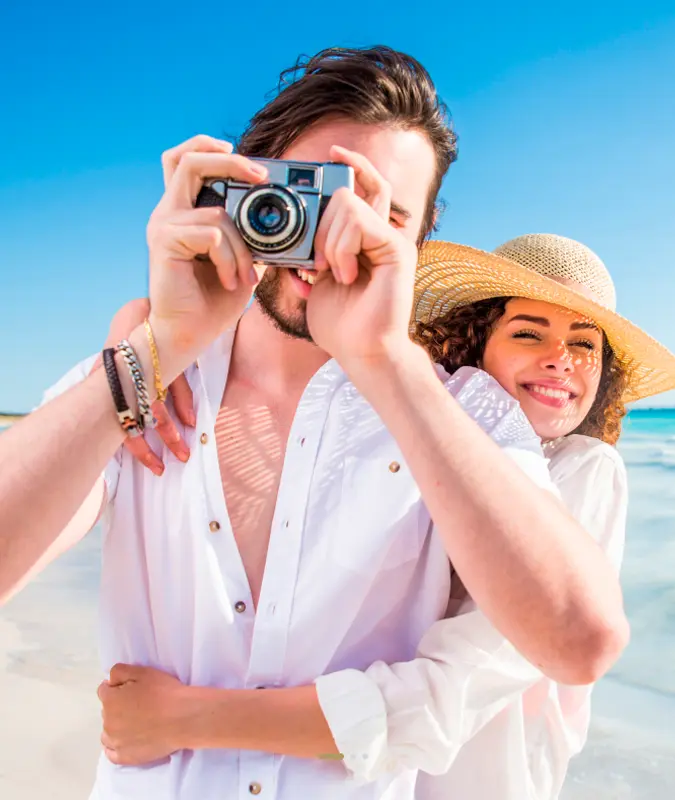 Pareja tomando fotos en Welikehotel