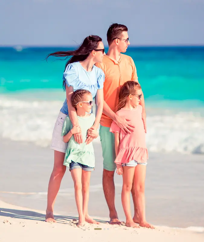 Familia en la playa Welikehotel