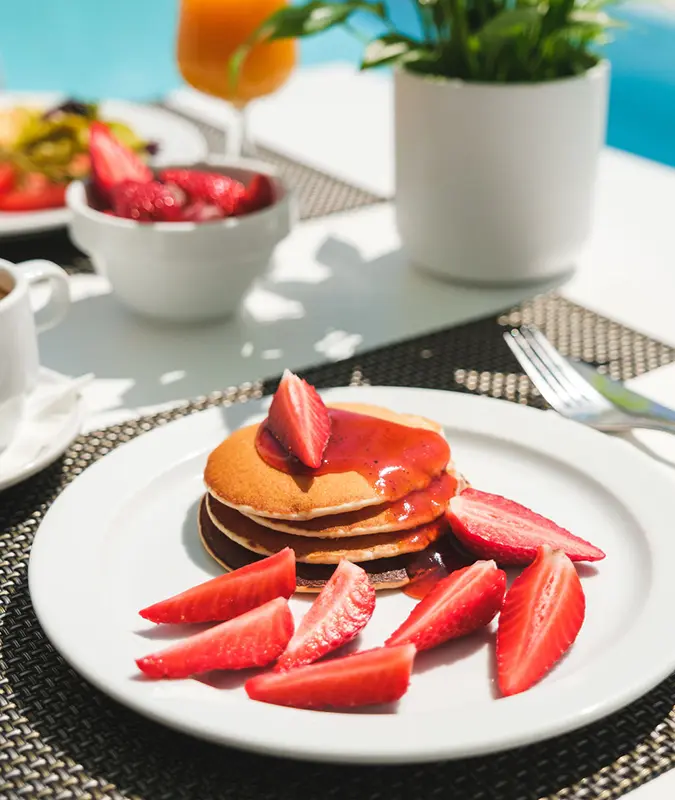 Panqueques con fresas y sirope desayuno de Welikehotel Fenix