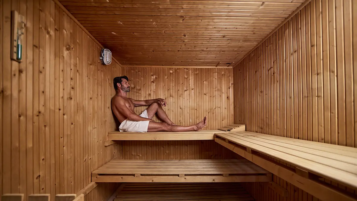 Hombre en la sauna del spa Welikehotel Marfil Playa