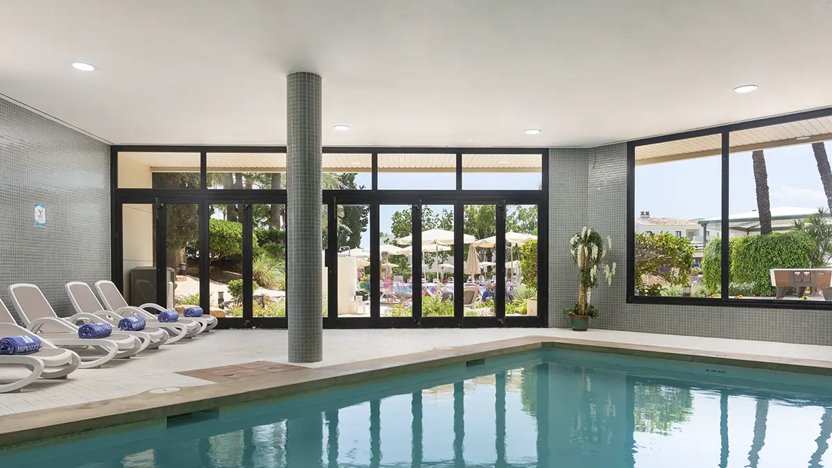 Vista general de la piscina interior Welikehotel Marfil Playa