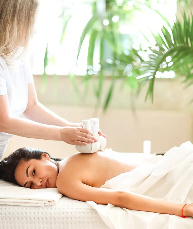 Mujer recibiendo un tratamiento en la espalda Spa Welikehotel Marfil Playa