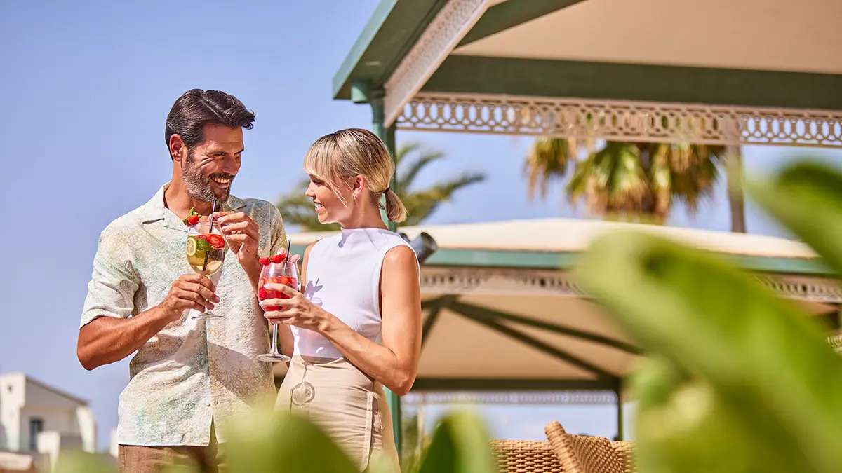 Pareja en la terraza de un hotel Welike tomando una copa