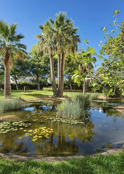 Salón y zona de lectura del hotel Welikehotel Marfil Playa
