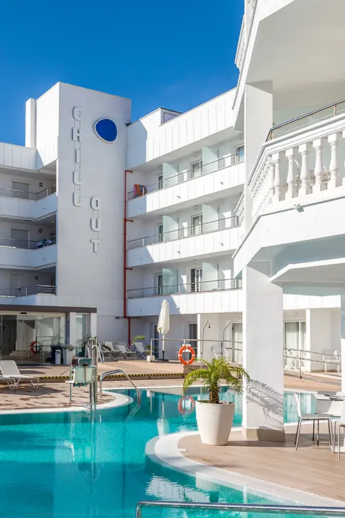 Piscina del hotel Welikehotel Triton Beach