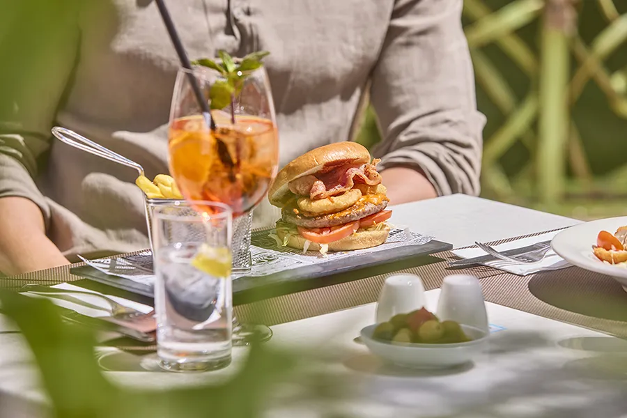 Hamburguesa completa Deliciosa hamburguesa la cafetería del hotel Welikehotel Fenix