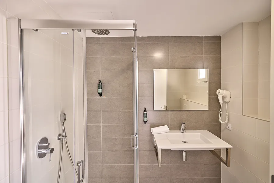 Cuarto de baño Cuarto de baño moderno y funcional en la habitación Doble Confort con Balcón Welike Fénix