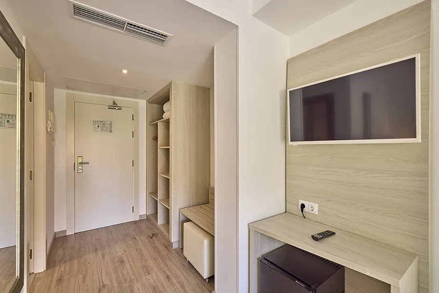 Amplio armario y escritorio de trabajo Armario empotrado en la entrada y escritorio funcional en la habitaciónDoble Deluxe vista a la piscina Welike Fénix