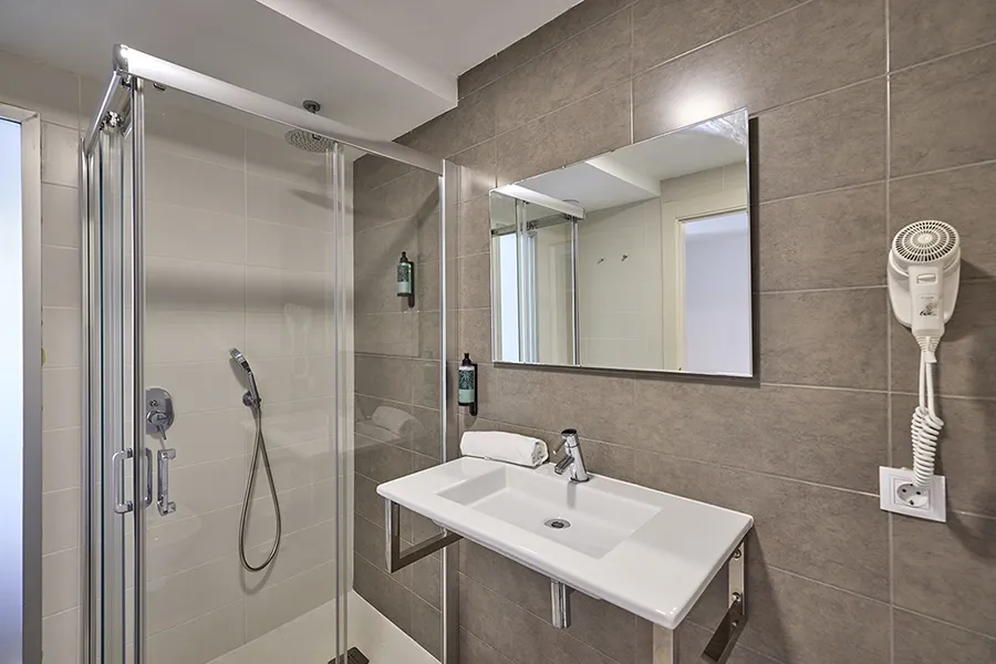 Cuarto de baño equipado y moderno Cuarto de baño equipado, moderno y funcional en la habitación Doble Deluxe vista a la piscina Welike Fénix