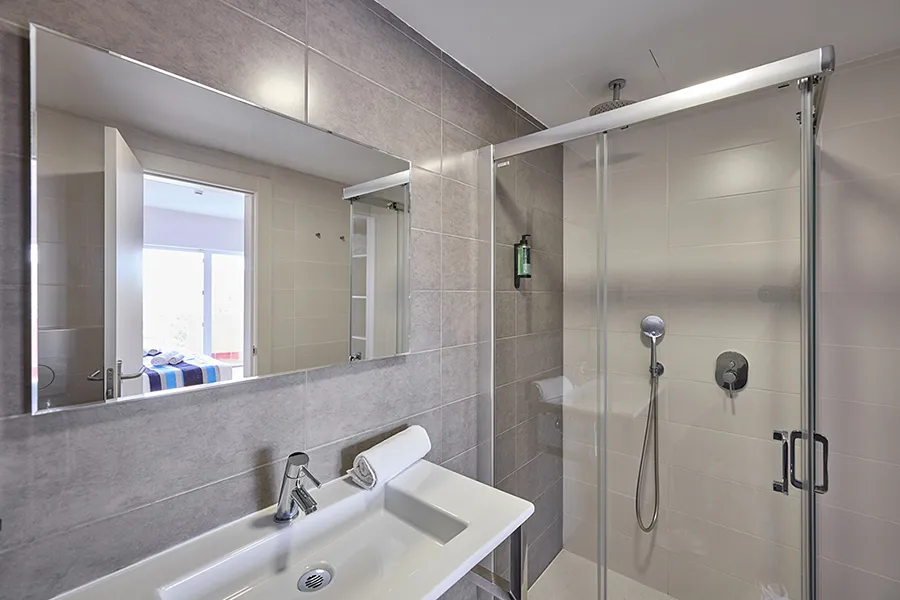 Cuarto de baño con ducha Cuarto de baño moderno con ducha en la habitación Doble Premium con Balcón Welike Fénix