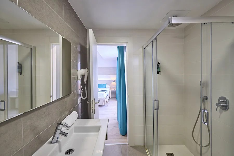 Curarto de baño funcional Cuarto de baño equipado y funcional Habitación Doble Promo con balcón Welike Hotel Fénix