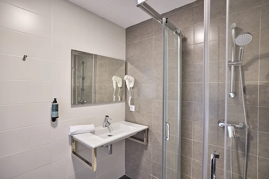 Cuarto de baño Cuarto de baño moderno y funcional de la Habitación Doble Vista Piscina con Balcón Welike Fénix