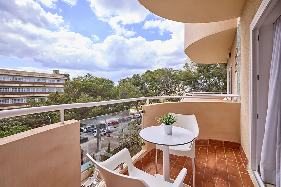 Terraza amueblada Terraza equipada con mesa y sillas en la habitación Doble Vista Piscina con Balcón Welike Fénix