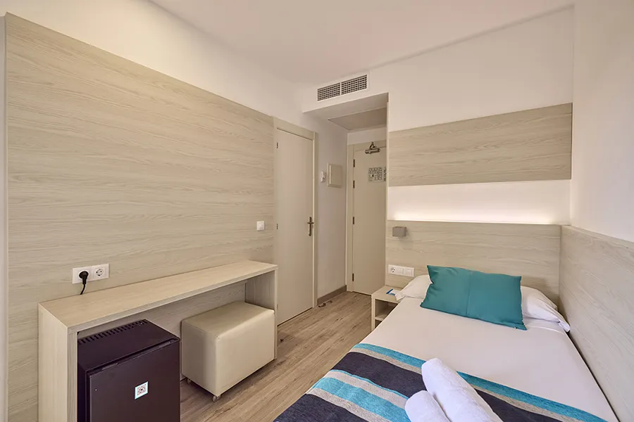 Escritorio en la habitación Equipada con escritorio de trabajoHabitación Doble Individual Confort con Balcón Welike Fénix