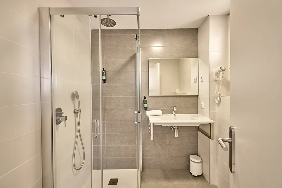 Cuarto de baño con ducha Cuarto de baño funcional con ducha en la Junior Suite con Balcón Welikehotel Fénix