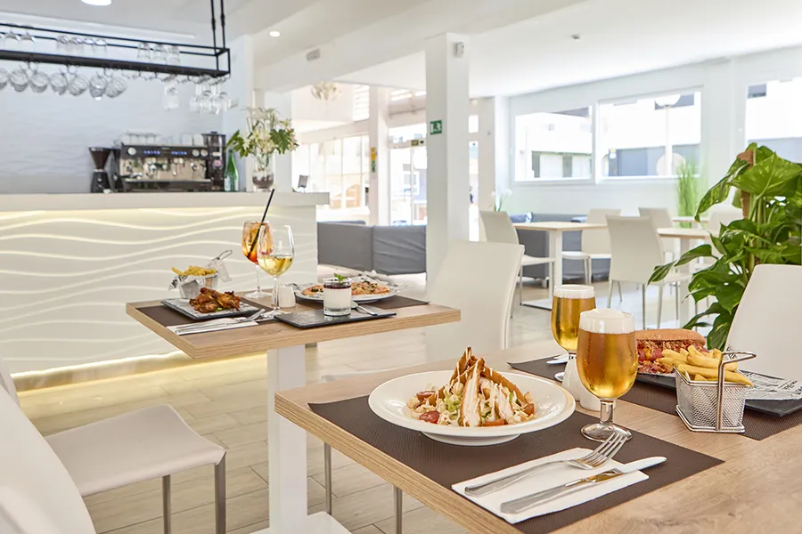 Apetitosos platos de la cafetería Welikehotel Fenix