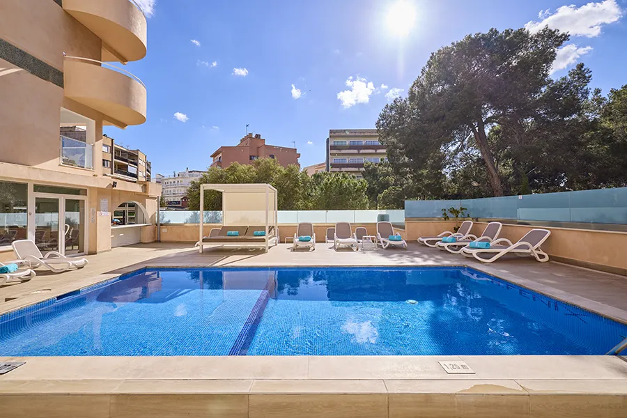 Vista general de las piscina del hotel Welikehotel Fenix