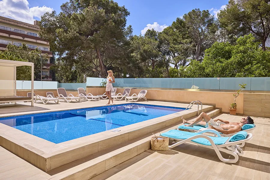 Solarium con hamacas piscina del hotel Welikehotel Fenix