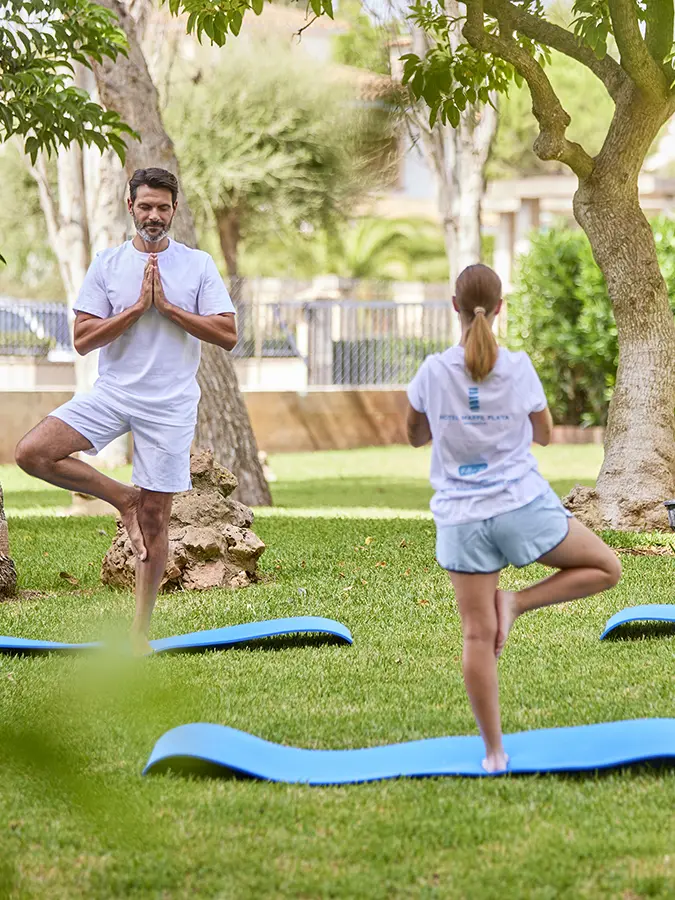 Yoga Practicando yoga en los jardines del hotel Welikehotel Marfil Playa
