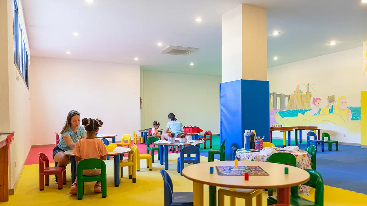 Miniclub Monitoras y niños en el miniclub de Welikehotel Marfil Playa