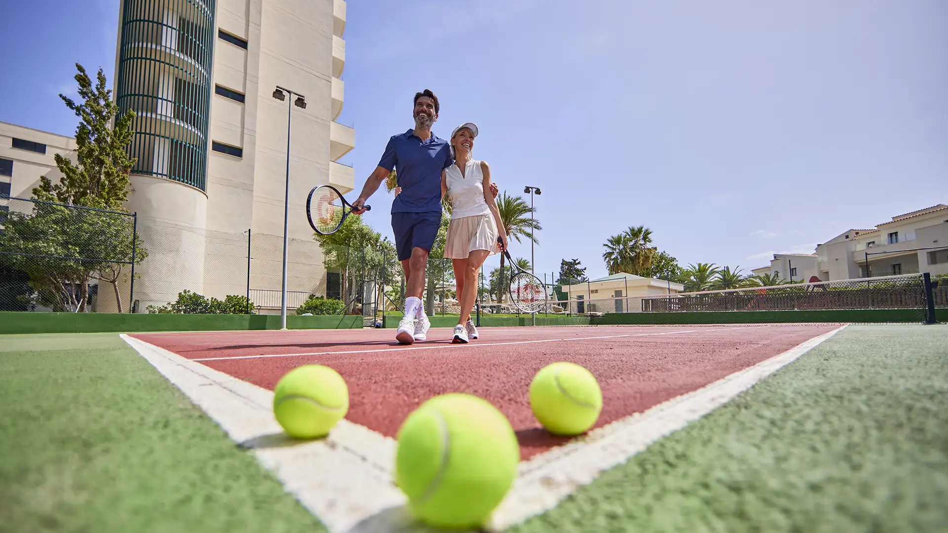 pareja en pista de tenis Welikehotel Marfil Playa