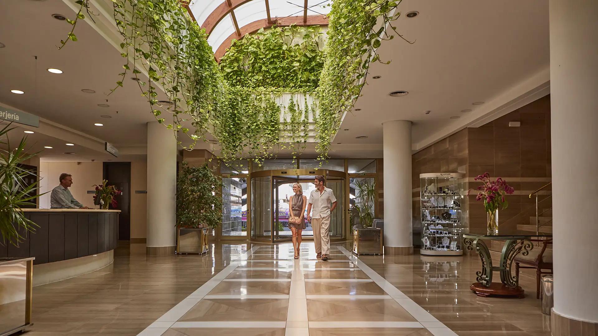 Pareja entrando en la recepción Welikehotel Marfil Playa