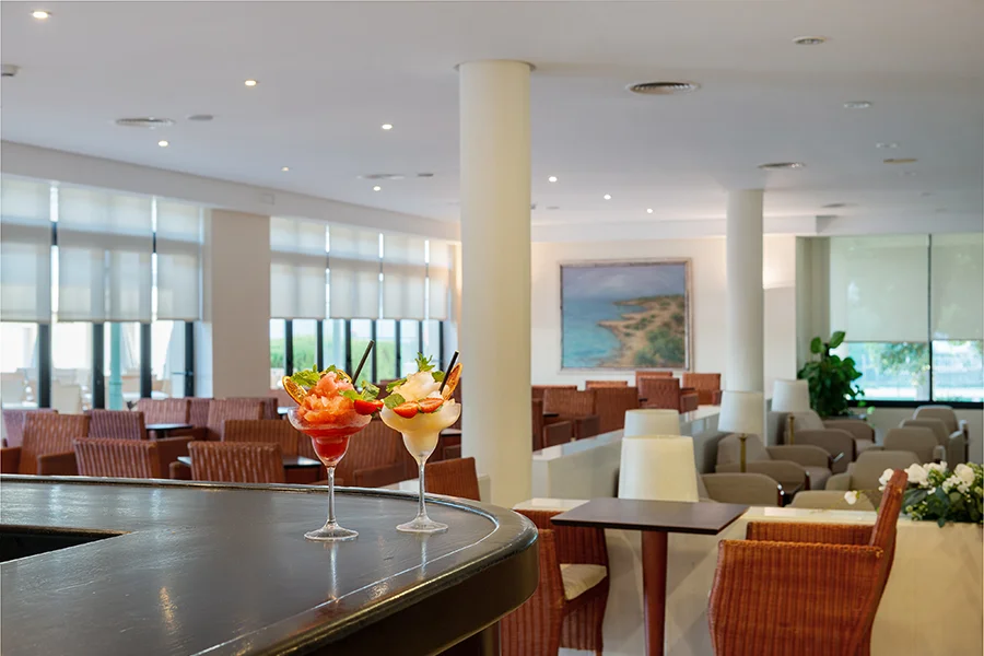 Cócteles en el Bar del hotel Cócteles en la barra del bar del hotel Welikehotel Marfil Playa