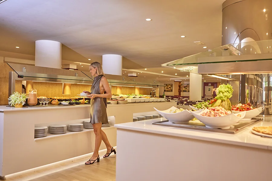 Deliciosa y varidad comida en el Buffet Mujer en el restaurante buffet Welikehotel Marfil Playa